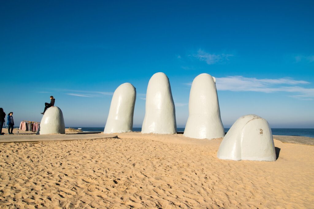 Escultura Los Dedos em Punta Del Este no Uruguai